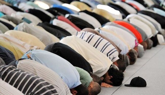 معتنقو الاسلام بفرنسا يشاركون في صلاة الجمعة