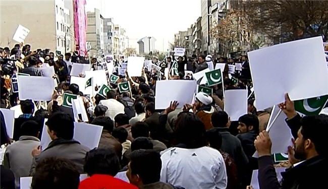 مئات الباكستانيين يتجمعون أمام سفارة بلادهم بطهران