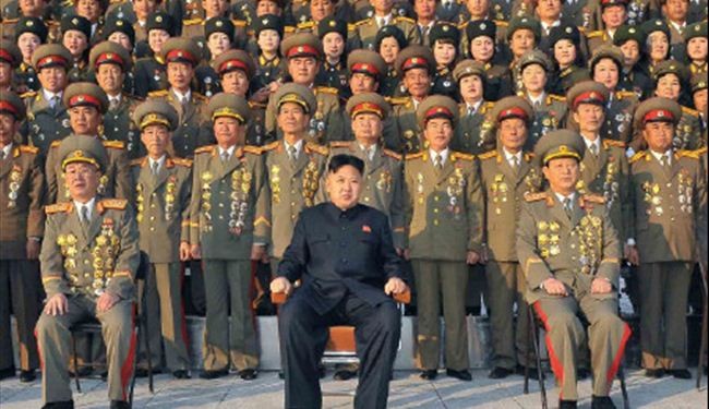 صور لرئيس كوريا الشمالية وهو يزور قاعدة عسكرية