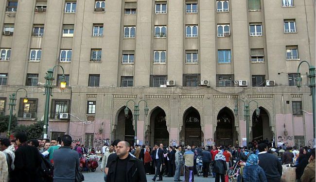 متظاهرون يغلقون ابواب مجمع التحرير وسط القاهرة