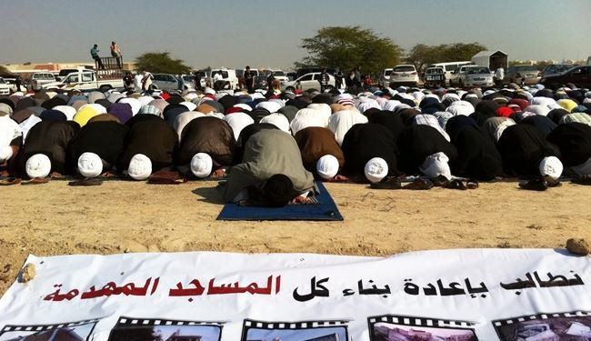 البحرينيون يواصلون اداء الصلاة بمواقع مساجد مهدمة