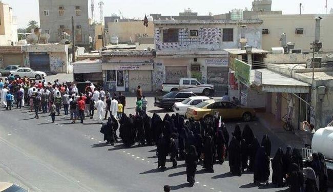 الشعب البحريني يتظاهر في جمعة الزحف الثوري