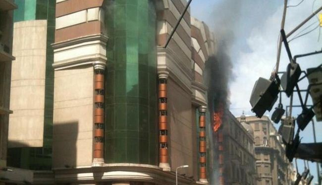 حريق هائل بمركز تجاري وسط القاهرة يوقع جرحى