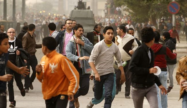 یورش معترضان به دفتر اخوان المسلمین در قاهره