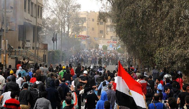 مصر: 200 جريح باشتباكات في محيط مقر الإخوان