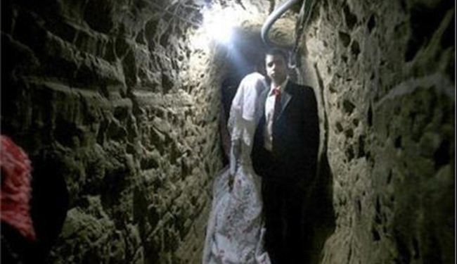 خطيبان يعبران انفاق غزة لاتمام زواجهما