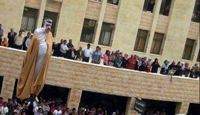 Palestinians burn effigy of Qatari emir