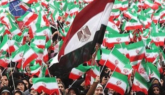 الايرانيون يهدون باقة زهور للقائم باعمال مصر بطهران