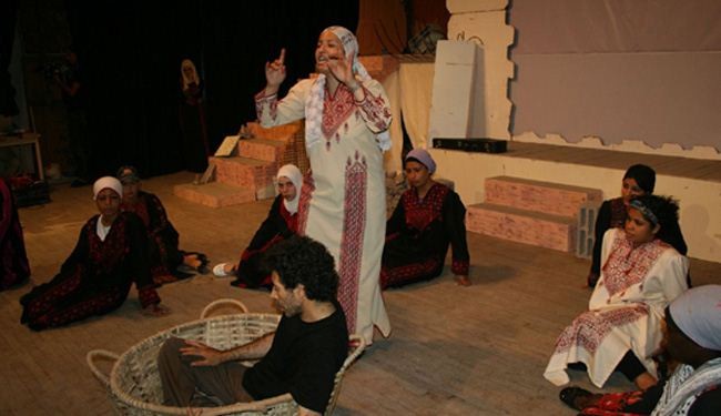 (رحلة رضا) مسرحية تجسد معاناة الفلسطينيين