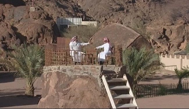 سعودي يحول الصخور إلى أكواخ للعيش بها