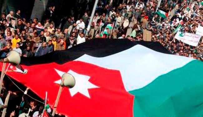 إخوان الأردن يتوعدون النظام وينفذون استعراضا عسكريا