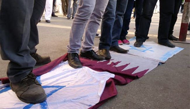Egyptian protesters burn Qatar flag