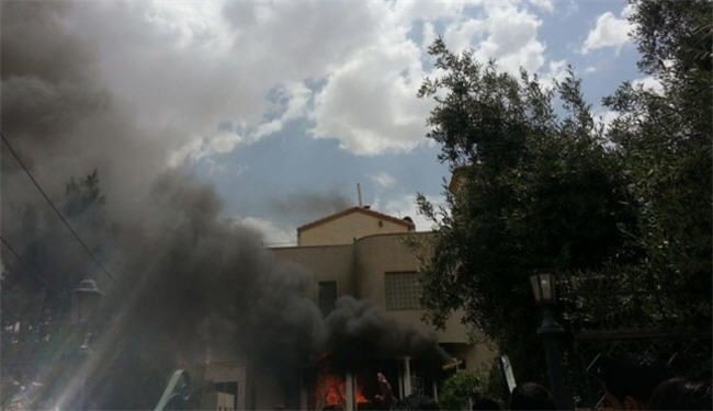 بالصور..سلفيون يحرقون مبنى لاتباع اهل البيت بالاردن