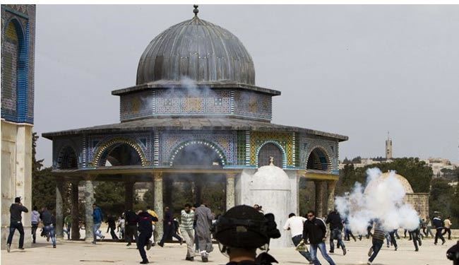 بازداشت نمازگزاران فلسطيني در مسجد الاقصي