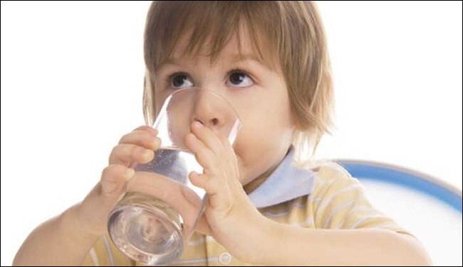 طفل بريطاني يشرب 20 ليتر ماء يوميا