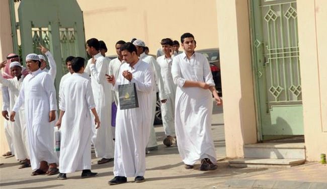 السعودية تجبر الطلاب على الصلاة وتفصل بينهم