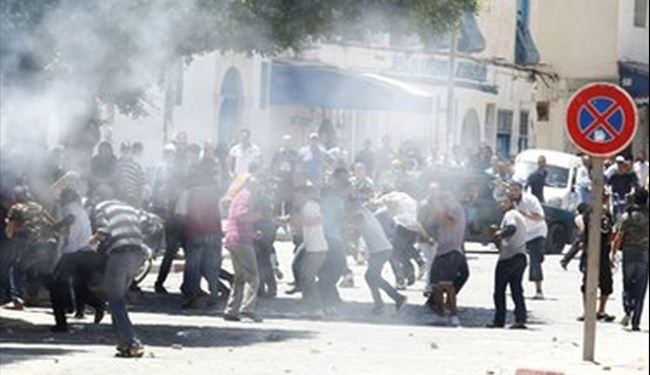Tunisia police clash with Salafists on meeting ban