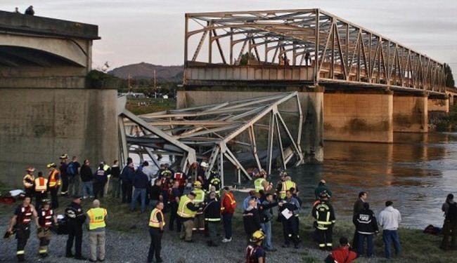 تصادم شاحنة تسبب في انهيار جسر بولاية واشنطن