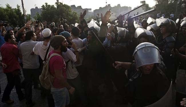 16 hurt in scuffles among pro-, anti-Morsi activists