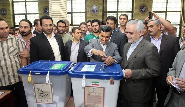 الرئيس الايراني يصوت بالانتخابات الرئاسية