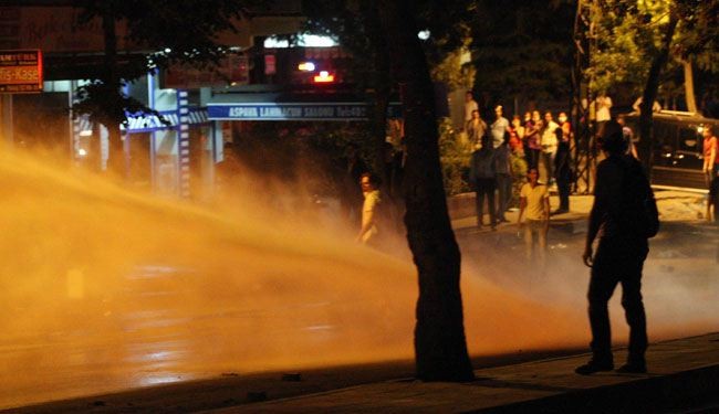 تظاهرات في انقرة ضد اردوغان والشرطة تهاجمها