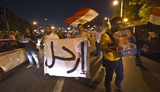 معارضون لمرسي يهاجمون مقر الإخوان في القاهرة