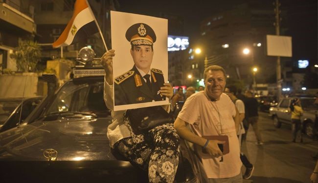 الاخبار: مصر را فرمانده ارتش اداره می کند