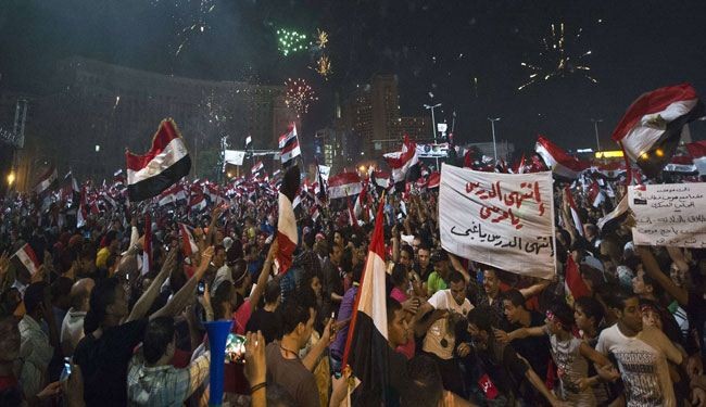 الجيش يحتجز مرسي ورئيس محكمة الدستور يحكم