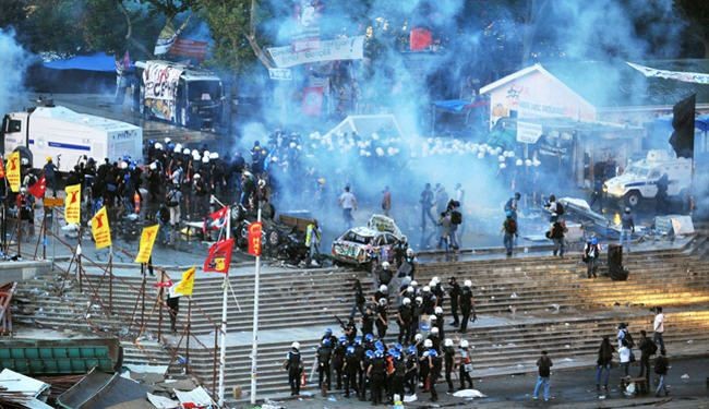 الشرطة تطلق المسيل للدموع على محتجين بإسطنبول