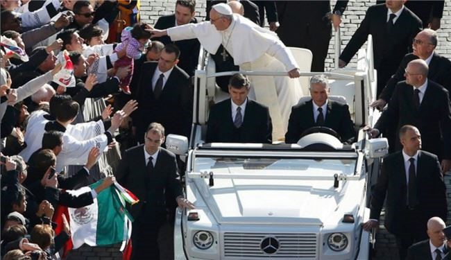 پاپ: اسقف‌ها خودروهای فاخر سوار نشوند
