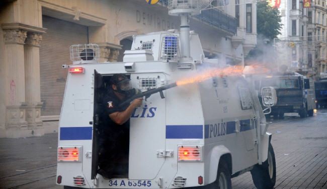 الشرطة تفرق متظاهرين بالمسيل للدموع في اسطنبول