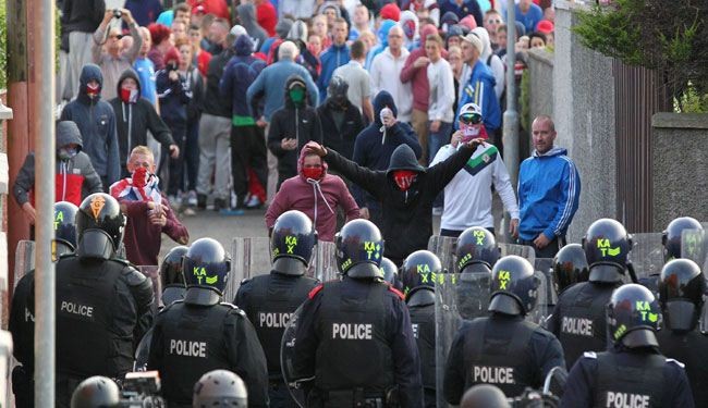 تواصل الاشتباكات في بلفاست لليلة الثالثة