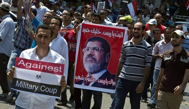 انصار مرسي يعتدون على سيارة للشرطة بالقاهرة