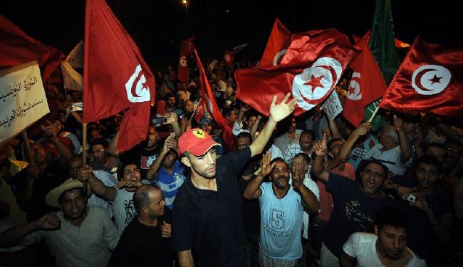 تظاهرات ليلا في تونس لانصار الحكومة ومعارضيهم