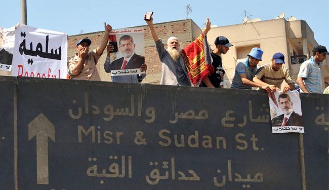 أنصار مرسي يرفضون المغادرة ويدعون إلى مليونية اليوم