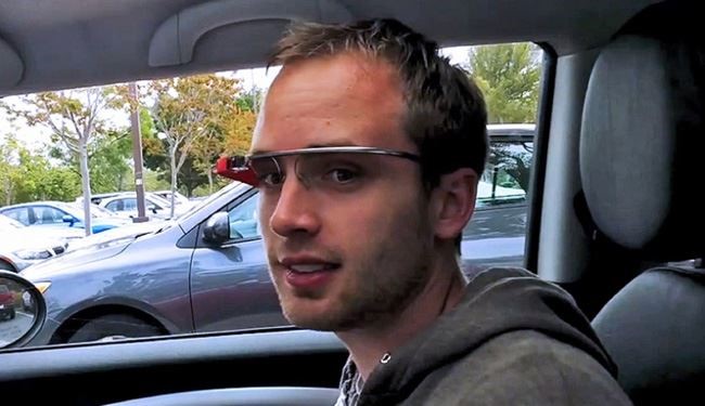بريطانيا تدرس حظر ارتداء نظارة جوجل أثناء القيادة