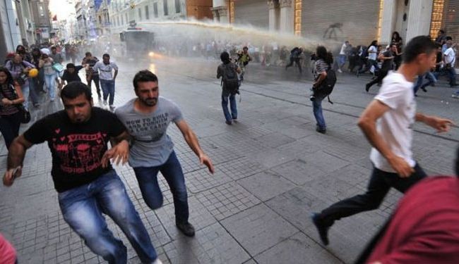 10 injured, dozens arrested in Turkey protest