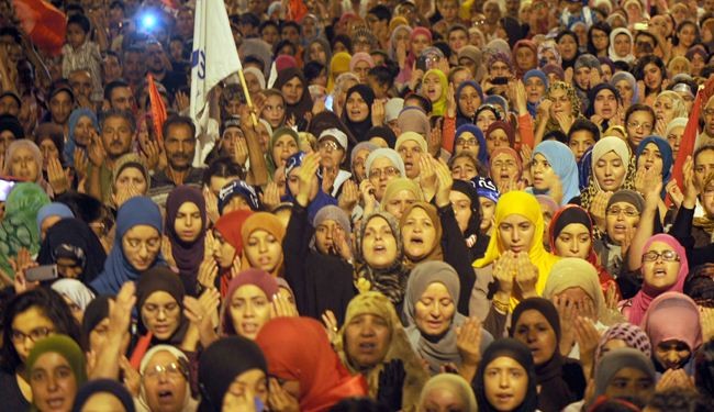 Tunisians rally to support government