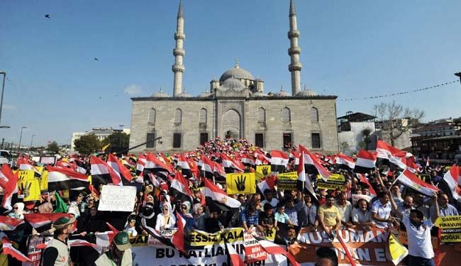 Thousands of Morsi supporters protest in Turkey
