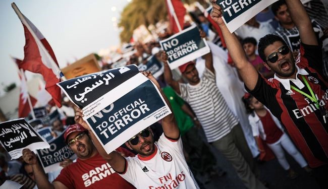 بحرینی ها آل خلیفه را خلع سلاح کردند