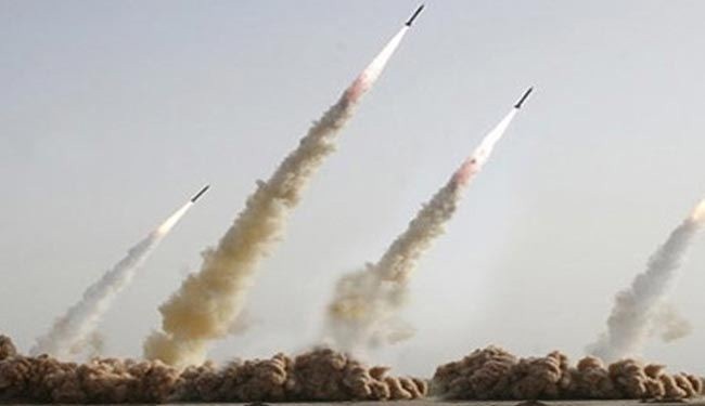 طهران تكشف عن انجازات صاروخية واجراء مناورات