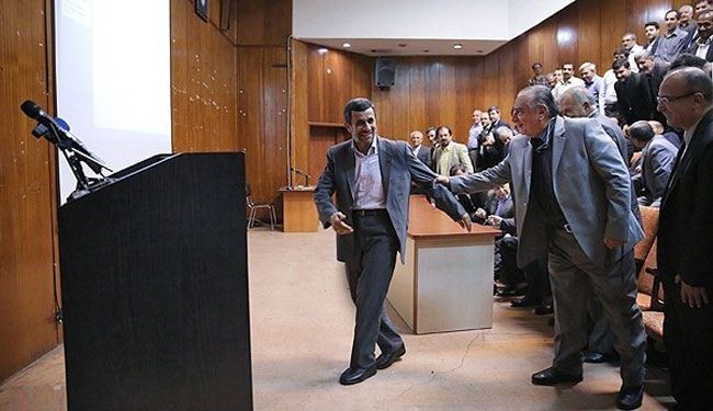 بالصور.. أحمدي ‌نجاد يعود إلى عمله السابق في الجامعة