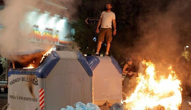 Turkish protesters continue clashes with police