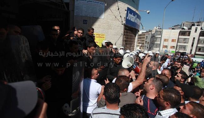 تجمع فلسطینی‌های خشمگین مقابل دفتر الجزیره قطر