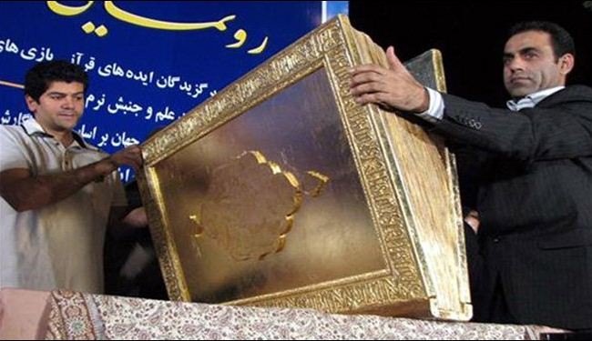ايراني يتشرف بكتابة اكبر مخطوطة قرآنية مذهبة بالعالم