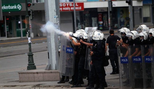 Turkish police, students clash in Ankara