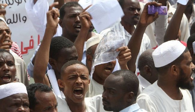 الشرطة السودانية تفرق احتجاجات بغاز مسيل للدموع