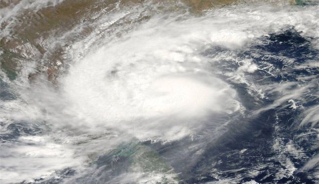 الهند تستعد لإعصار مدمر وفرار عشرات الآلاف الى الملاجئ