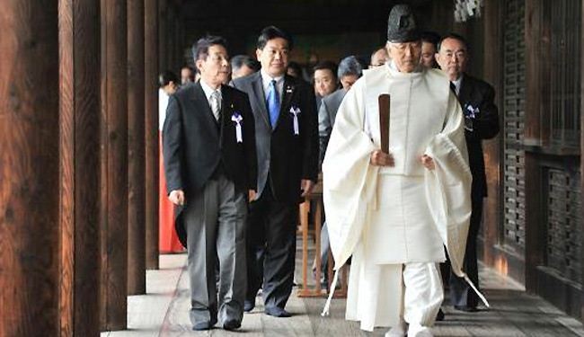 وزير ياباني يزور معبد ياسوكوني المثير للجدل