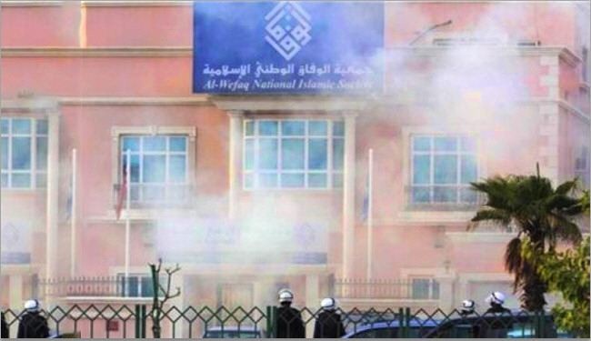 الأمن البحريني مدجج بالسلاح يقتحم مقر جمعية الوفاق